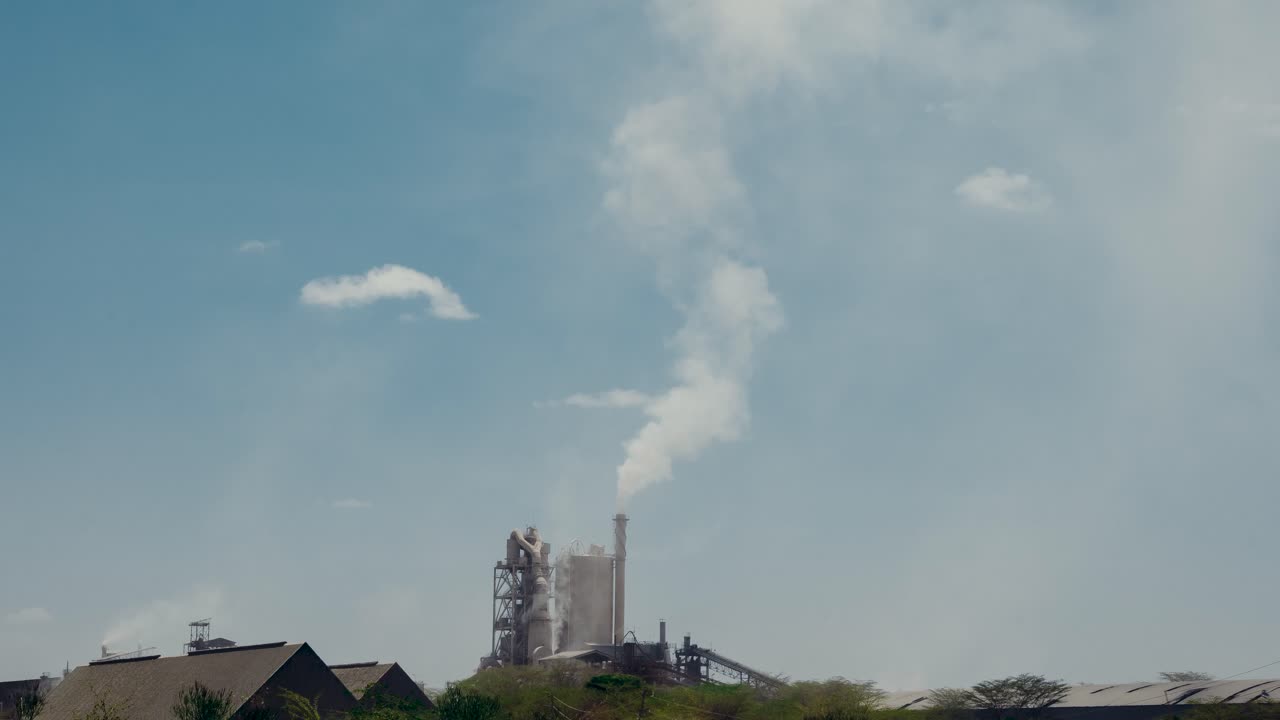 산업 건물 공장의 시간 경과, 연기 방출에 의한 오염
