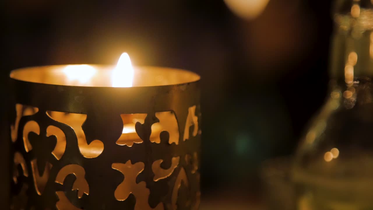 primer plano: velas festivas encendidas en una mesa
