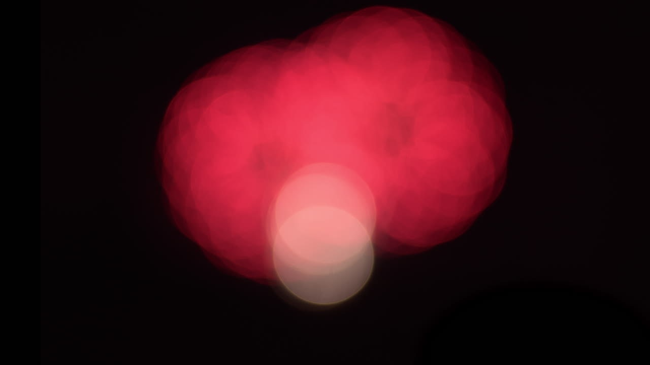 Vidvinkelbilde av bokeh-mønstre skapt av ufokusert fyrverkeri i det fjerne