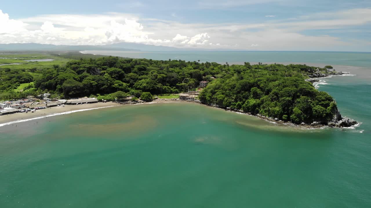 tiro de drone de una isla sobre el mar