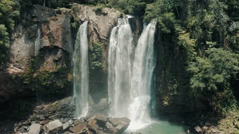 arroyos que fluyen desde las empinadas colinas del bosque en el parque natural de las cascadas de nauyaca en costa rica