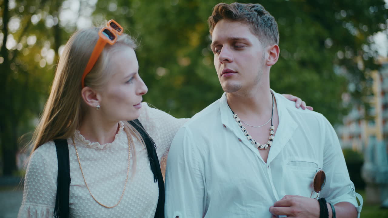 밖에서 대화하는 커플