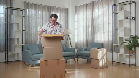 hombre empacando cajas para una mudanza
