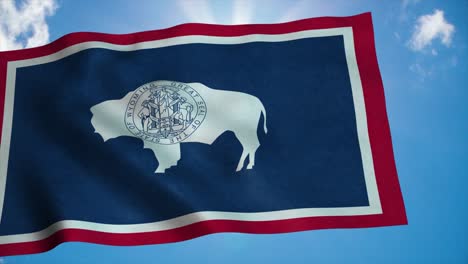 bandera de wyoming en un asta de bandera agitando en el viento, fondo de cielo azul. 4k