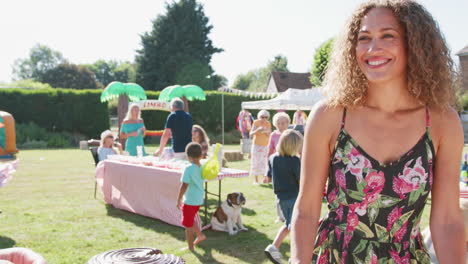 Toma-En-Cámara-Lenta-De-Un-Concurrido-Puesto-De-Pasteles-En-La-Fiesta-Del-Jardín-De-Verano