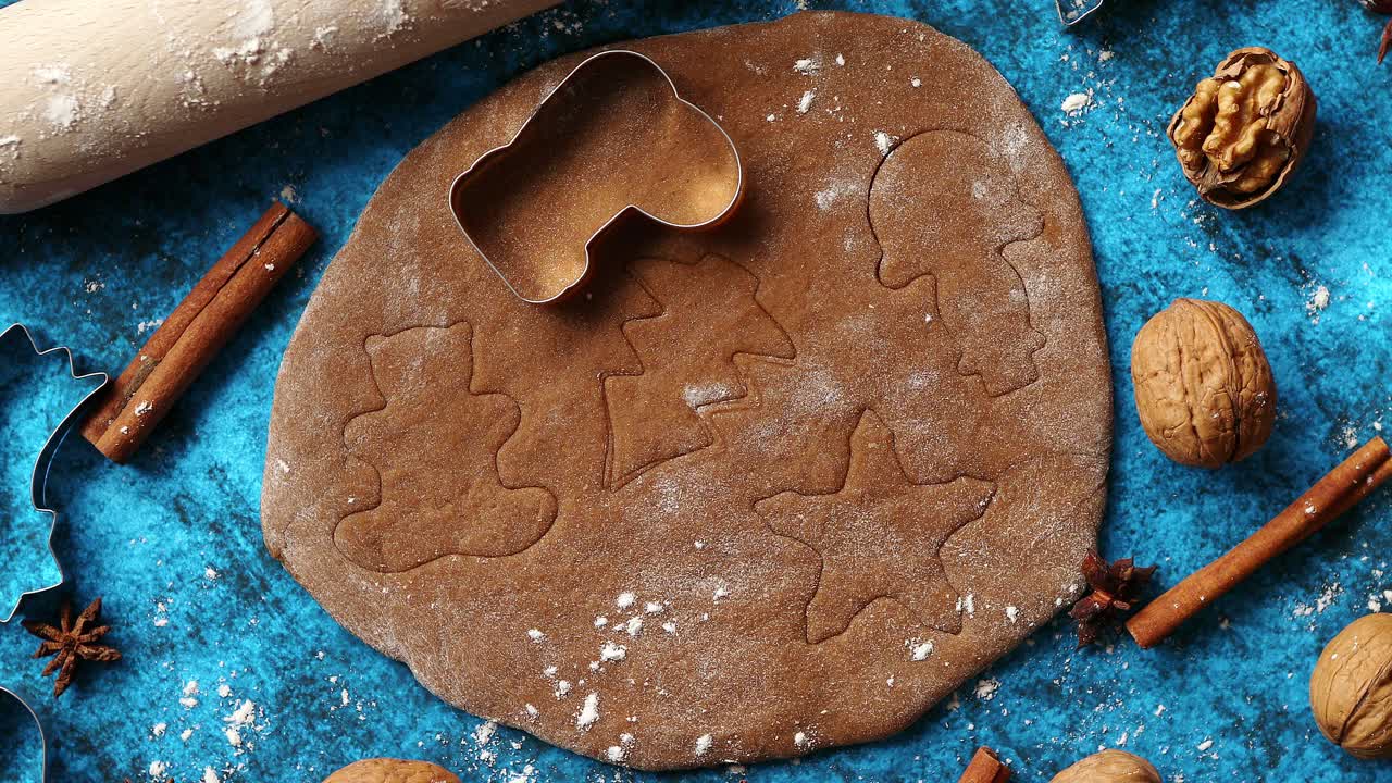 concepto de horneado navideño masa de pan de jengibre con diferentes formas de cortador