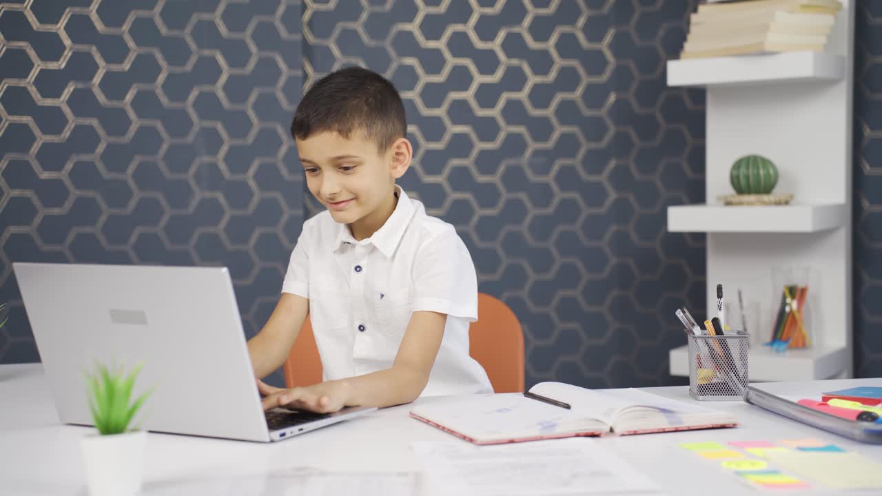 un niño feliz jugando juegos.