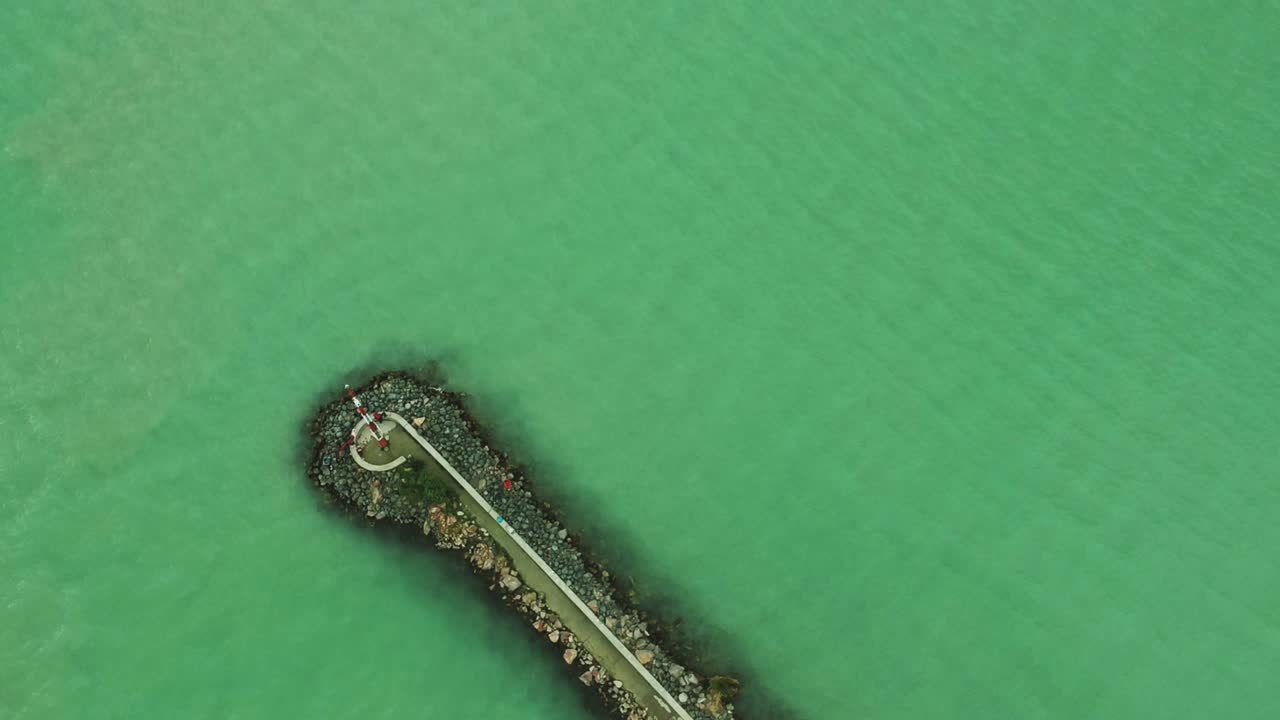 zamardi 근처의 어항에서 낮은 고도와 서 있는 영역 영상