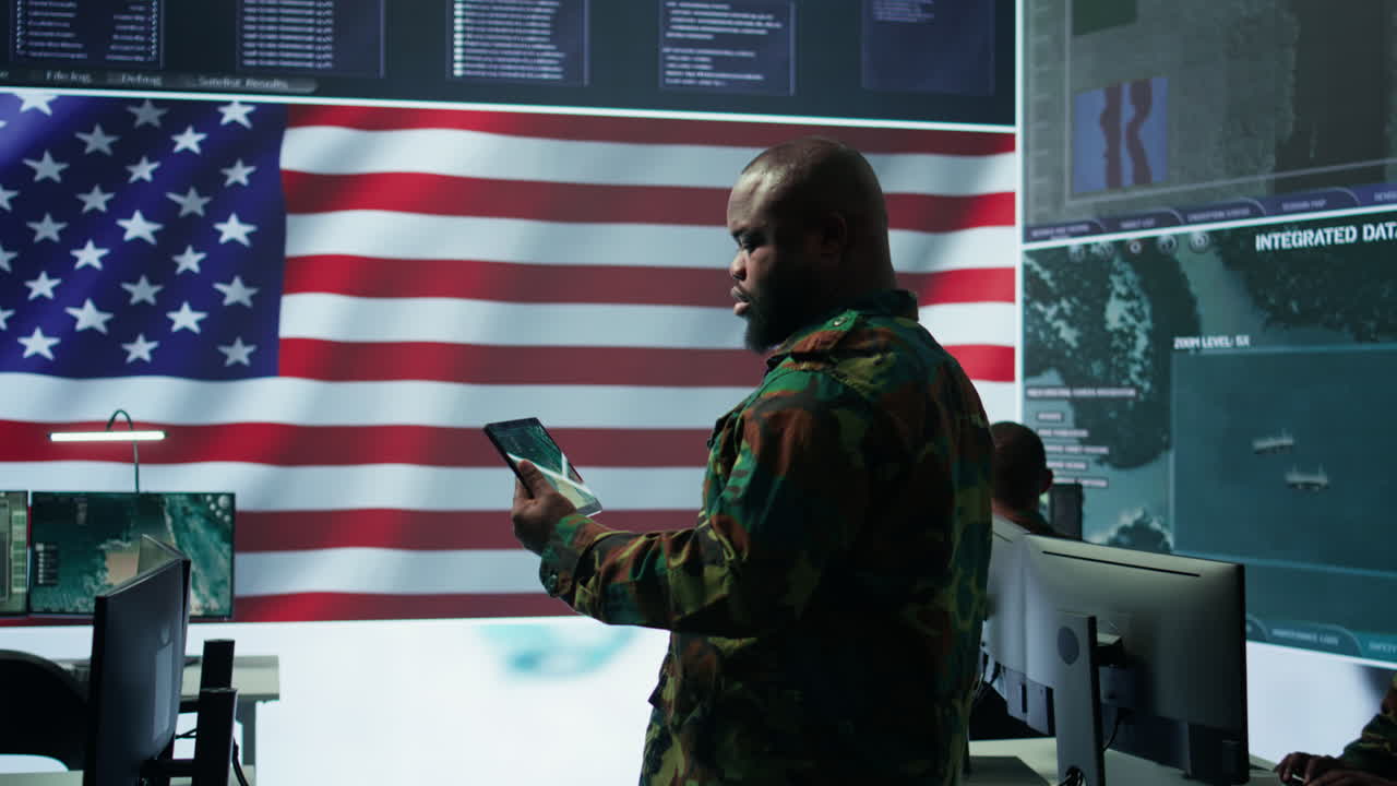 los oficiales de inteligencia militar estadounidenses en el centro de mando monitorean la vigilancia.