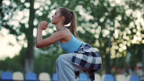 Deportista-Activa-Haciendo-Ejercicio-Solo-Al-Aire-Libre.-Niña-Haciendo-Ejercicios-Cardiovasculares