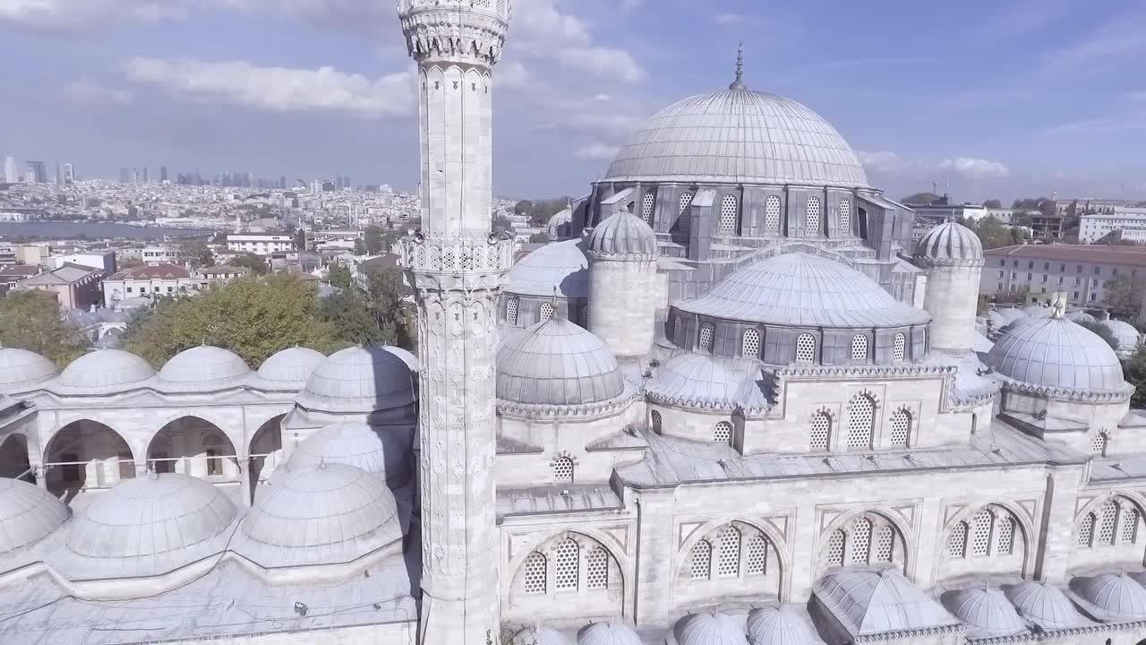 모스크의 첨탑 주변의 아름다운 공중은 보스포러스 강과 터키 이스탄불의 도시를 보여줍니다 1