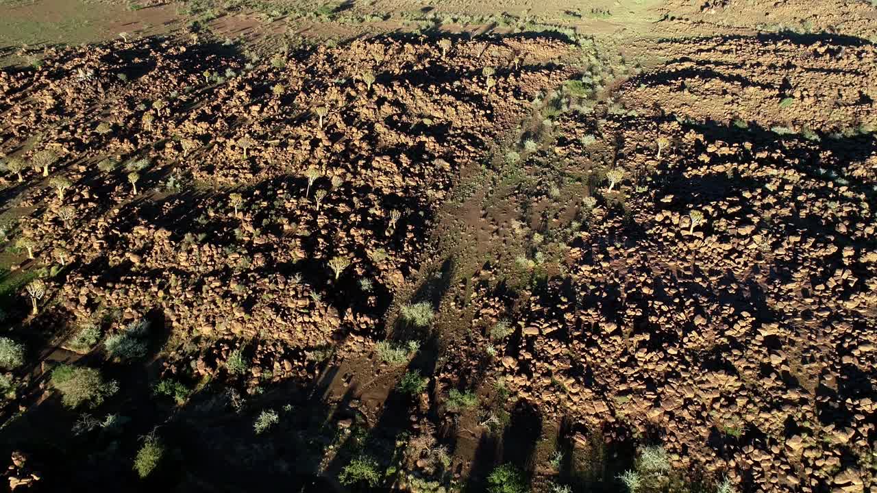 paisaje aéreo con un lecho de río seco en la región árida y rocosa del sur de namibia