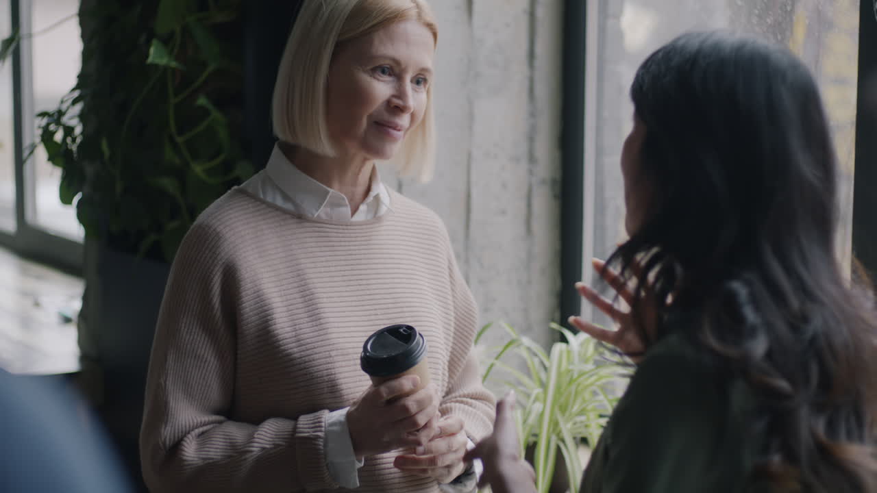 mujeres hablando en un café