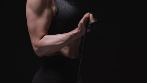 Foto-De-Estudio-De-Una-Mujer-Madura-Vistiendo-Ropa-De-Gimnasio-Haciendo-Ejercicio-Con-Banda-De-Resistencia-1