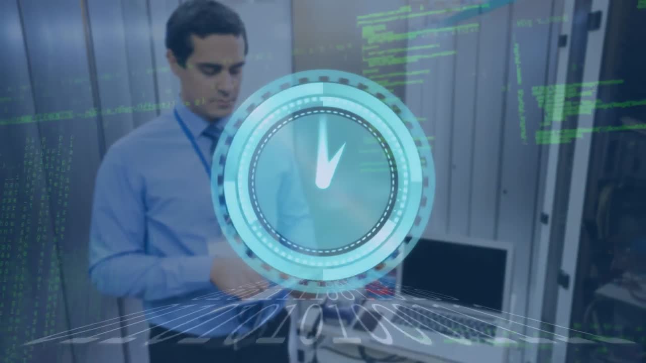 animación de reloj en movimiento y procesamiento de datos sobre hombre biracial en la sala de servidores