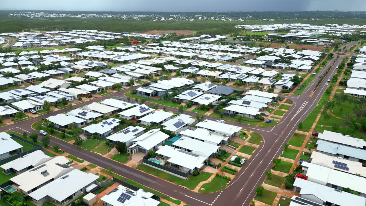 Drone aereo di sobborgo residenziale a Zuccoli, Territorio del Nord, Australia, orbita, parallasse, stabilizzazione