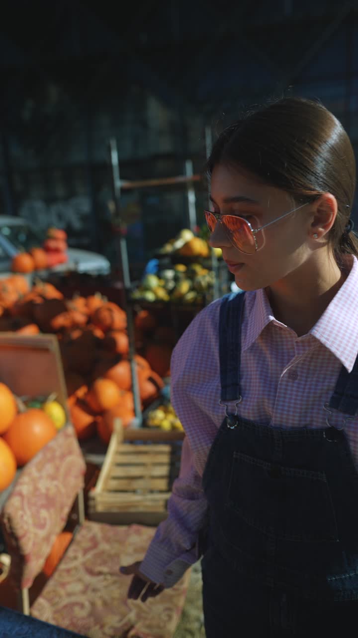 mujer en un mercado de agricultores de otoño