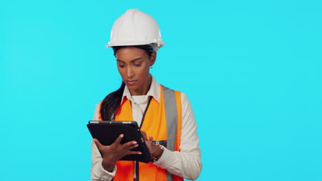 mujer arquitecta, tableta y planificación por estudio
