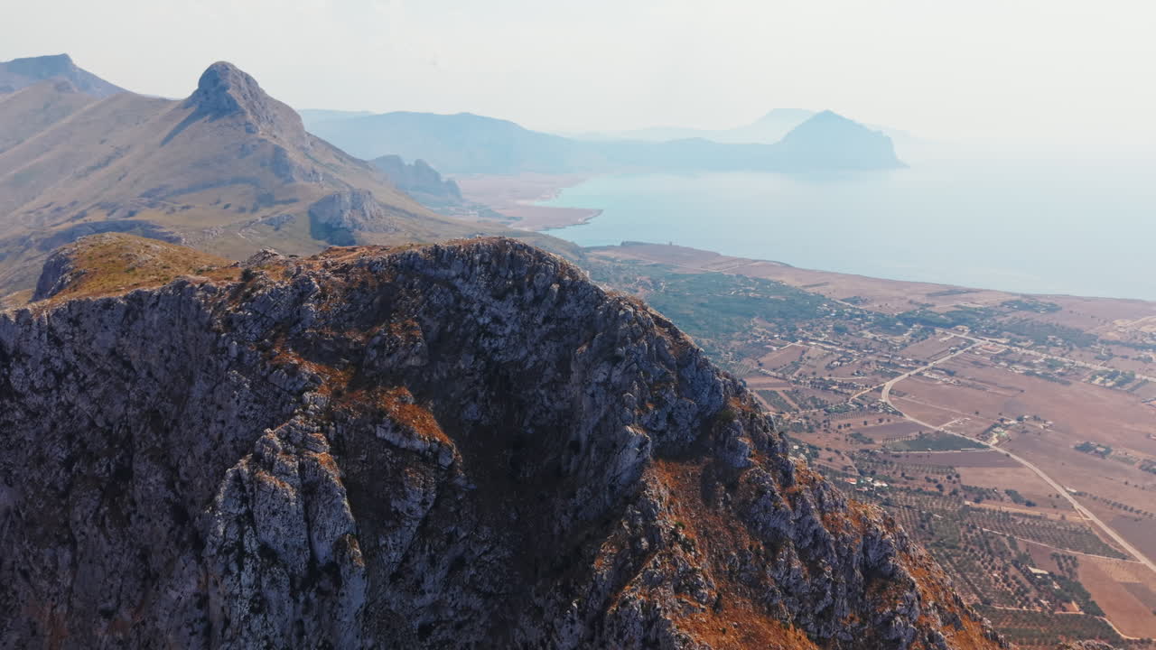 Vista aerea della cima rocciosa a San Vito Lo Capo, in Sicilia, che mette in mostra la natura
