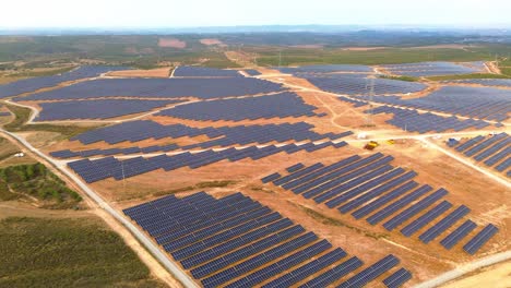 vista aérea de una granja solar sobre tierra seca, portugal, 4k