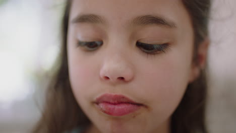 una niña linda con las manos cubiertas de chocolate lamiendo los dedos divirtiéndose horneando en la cocina un niño travieso disfrutando de una deliciosa golosina en casa
