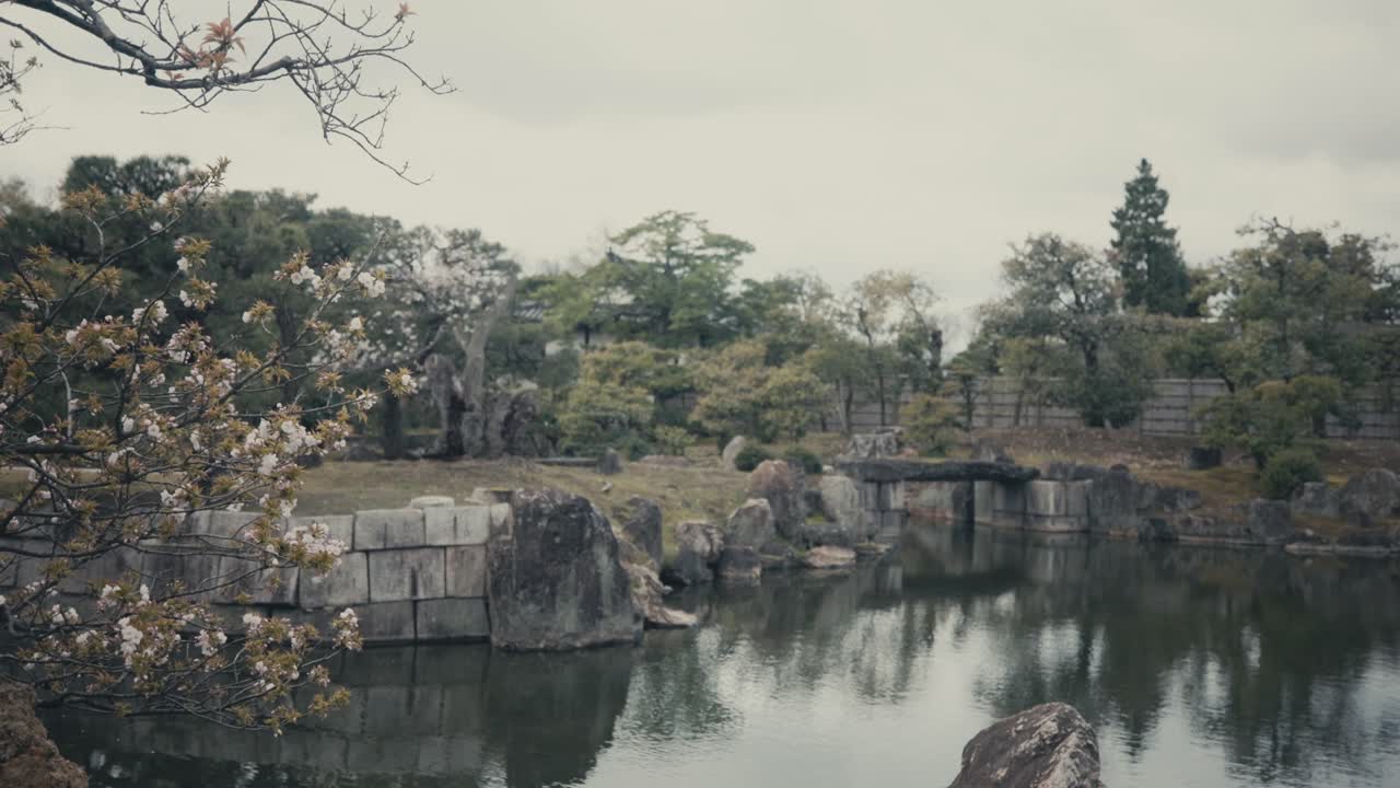 idílico estanque sobre el parque del castillo de nijo en kioto, japón