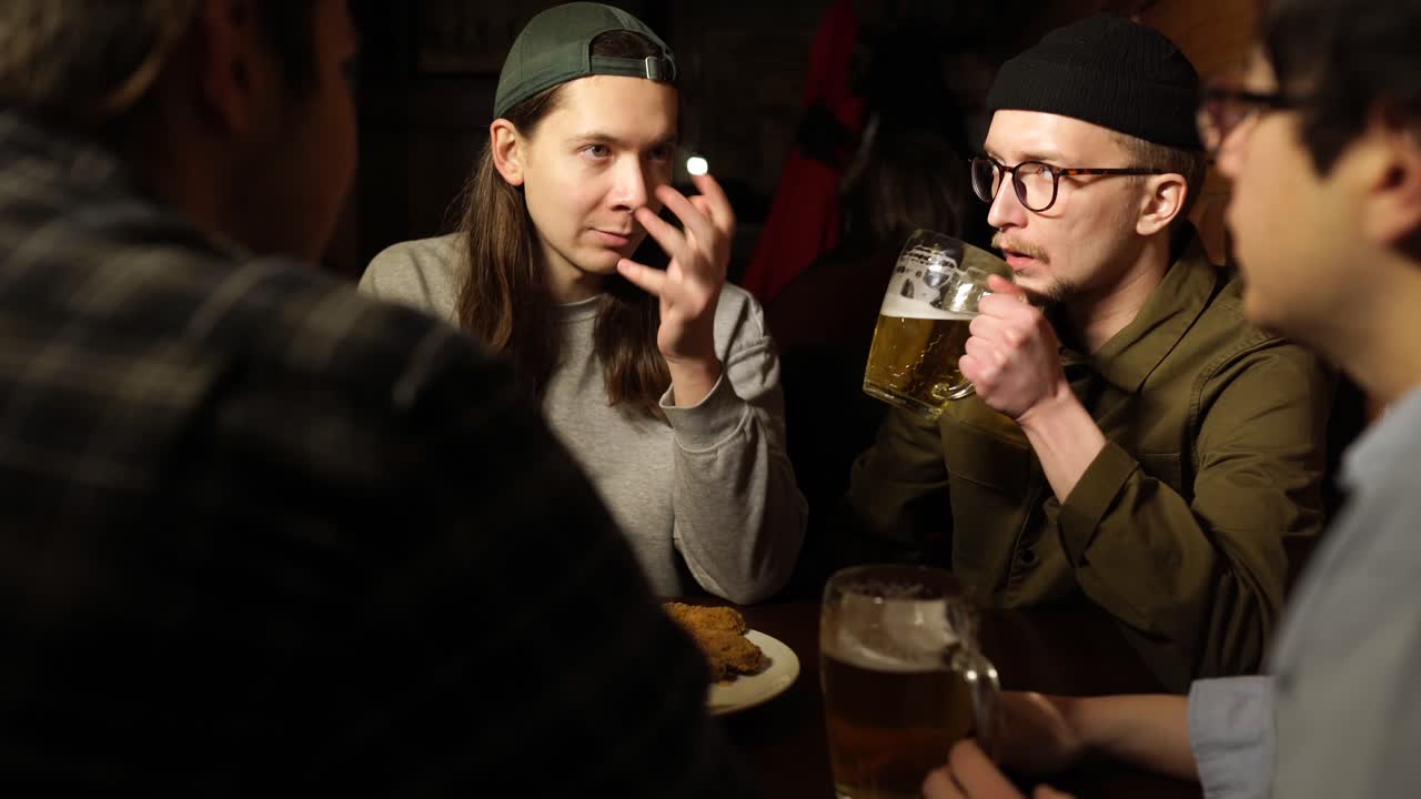 친구 들 이 술집 에서 술 을 마시고 대화 를 즐기고 있다