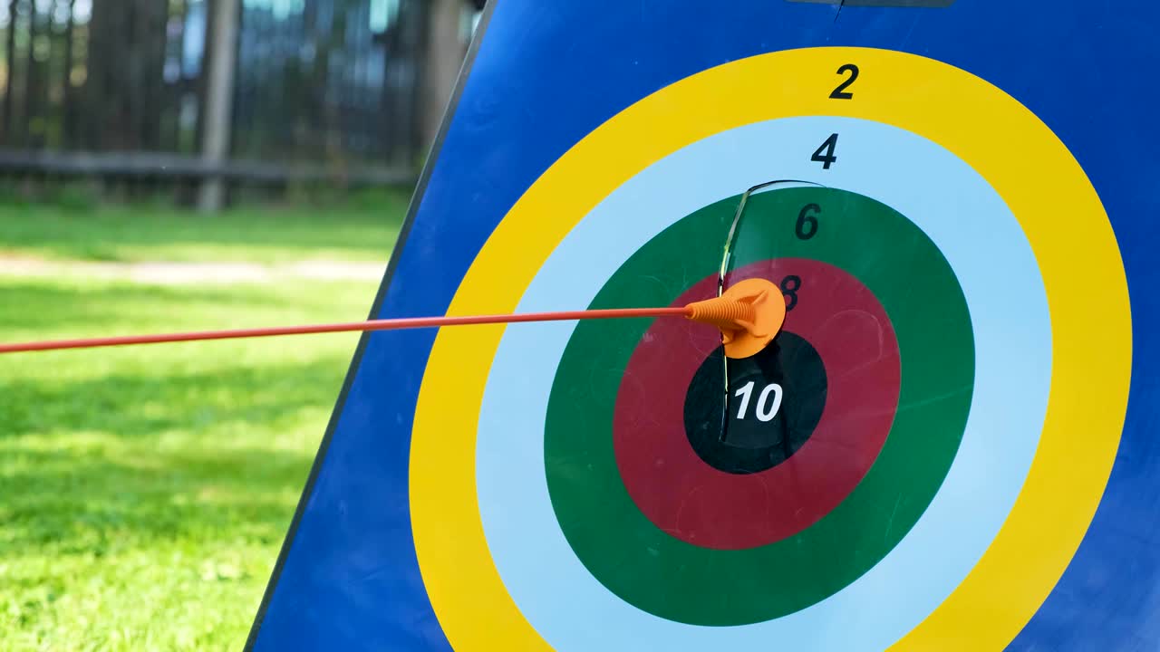 disparar un arco de niños y destruir el objetivo