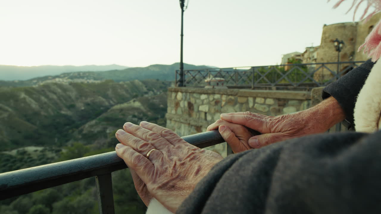 몇 년 전 결혼 한 발코니 에서 노인 여자 를 포옹 하는 남자 의 손