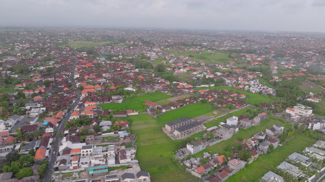 빌라와 마을 주택은 canggu bali의 을 둘러싸고 있습니다.