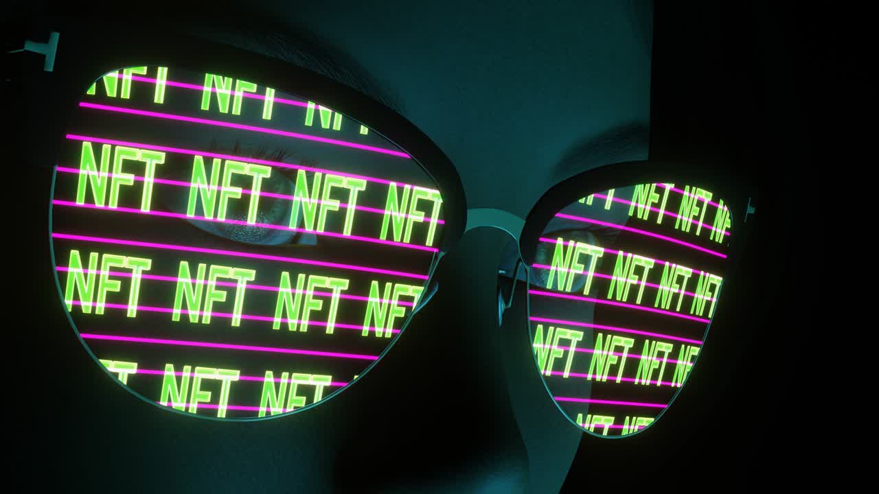 una chica con gafas con una inscripción corriendo nft