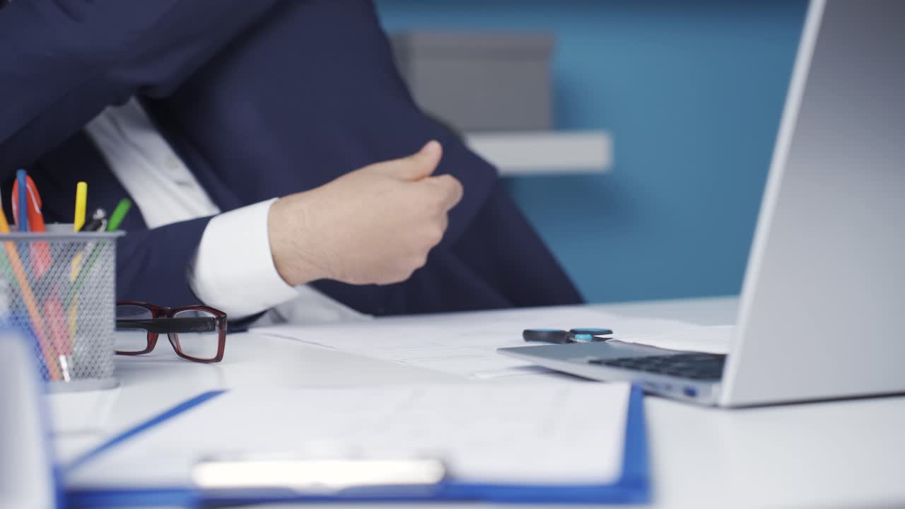 사무실 사고, 사업가 손가락을 자르는 것.