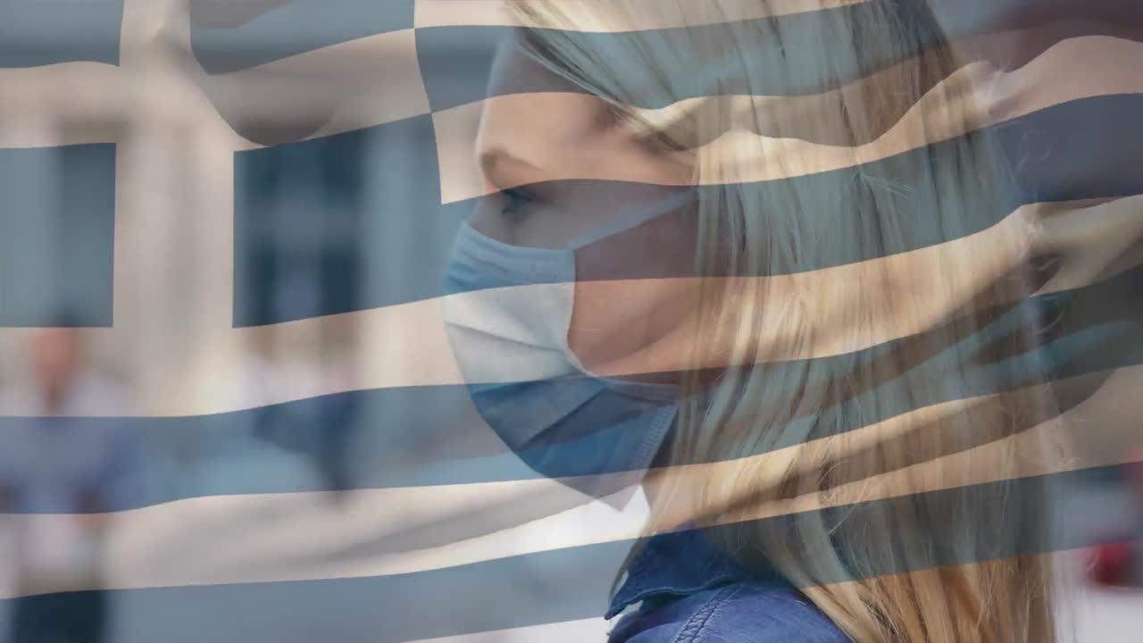 코로나 19 대유행 기간 동안 얼굴 마스크를 쓰고 있는 여성 위에 흔들리는 그리스 국기의 애니메이션