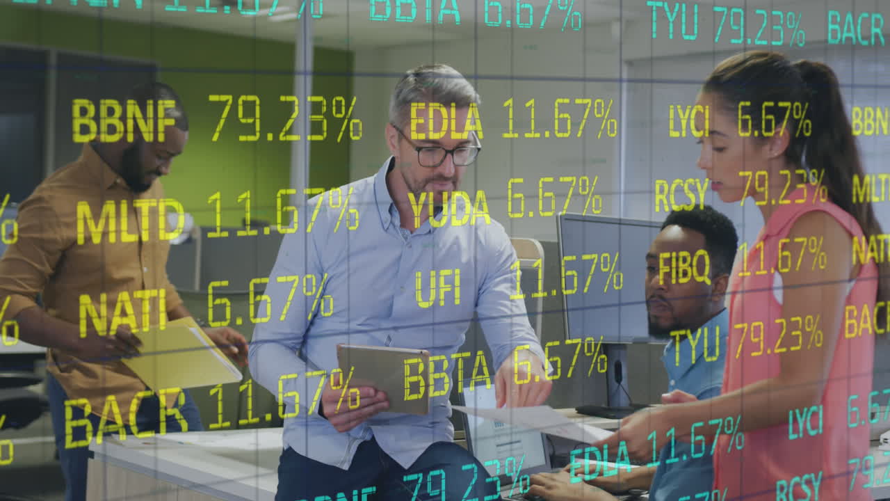 animação do processamento de dados financeiros sobre diversos empresários que se reúnem no escritório