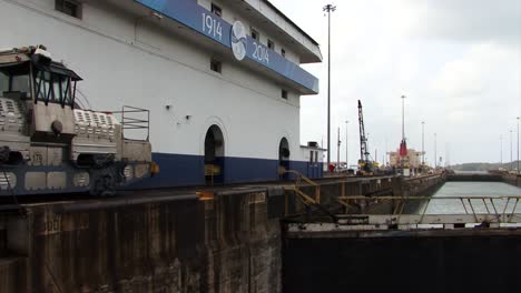 Gatun-Locks-traffic-control-tower,electric-locomotive