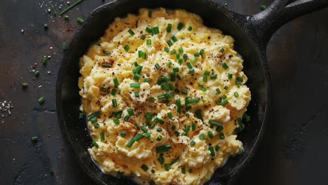 huevos revueltos con cebolla y pimienta en una sartén de hierro fundido