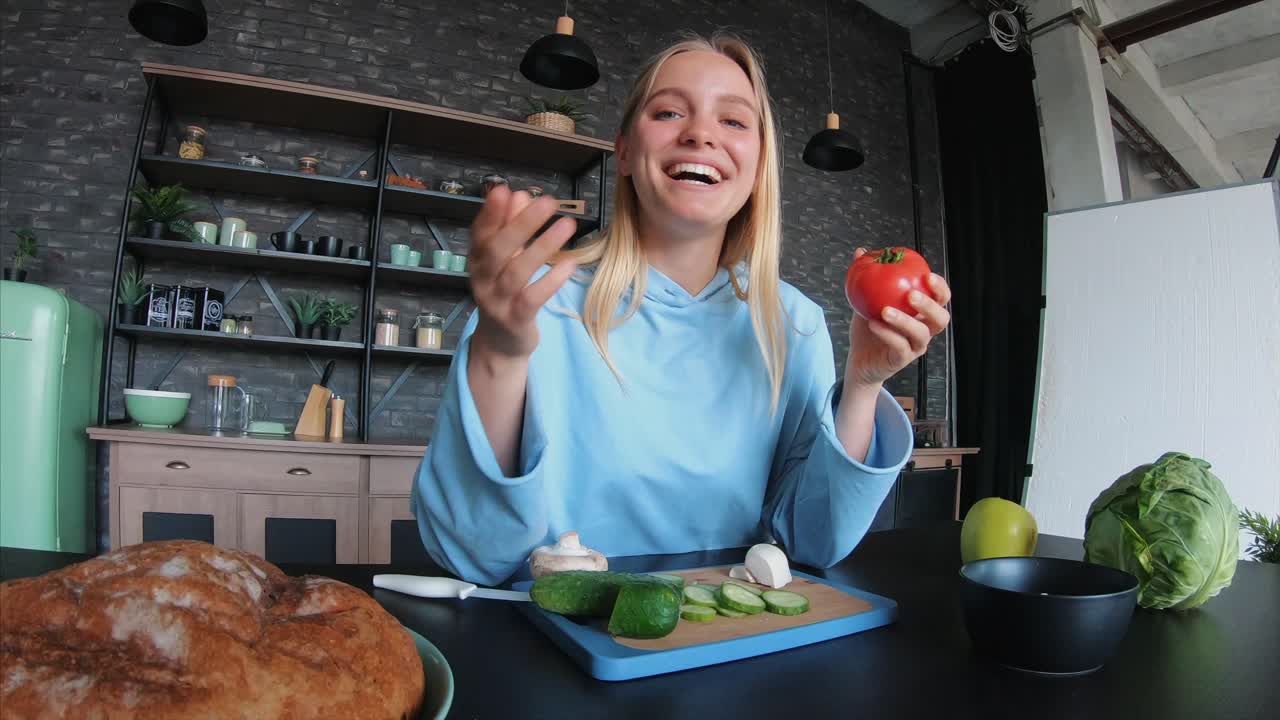 mujer preparando una comida saludable
