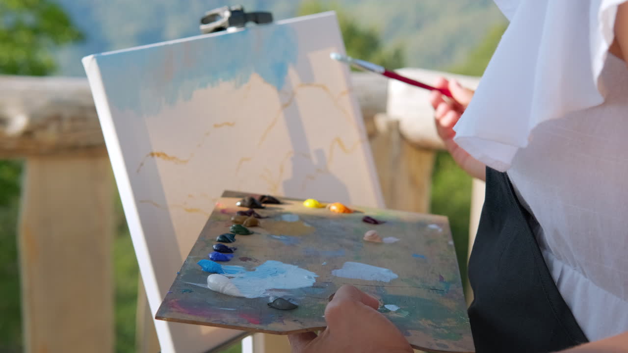 야외에서 그림 그리는 예술가