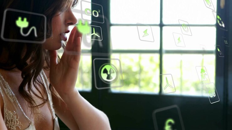 Donna in canottiera che tiene il telefono su un tavolo bianco vicino alla finestra, reagendo a icone fluttuanti, con spazio per il testo.
