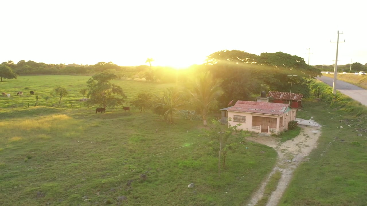 Pequeña cabaña en un país caribeño. El sol se pone detrás de una pequeña casa en la República Dominicana