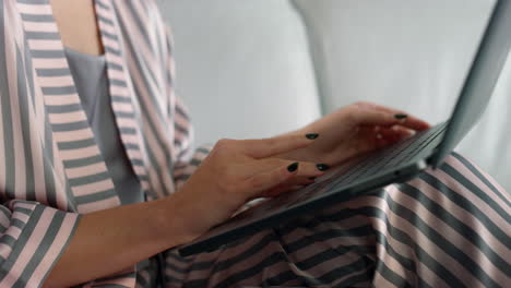 estudiante usando una computadora portátil navegando por internet. las manos del gerente trabajan cerca de la computadora