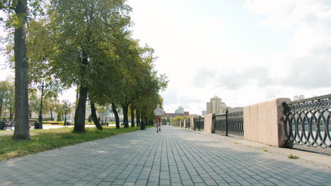 женщина бежит в парке.