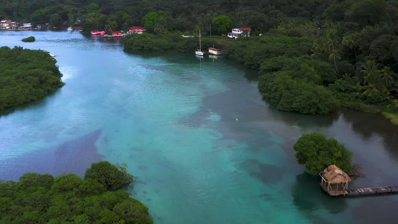 vista aérea sobre jose pobre, paraíso de la isla de panamá, aguas de arrecifes de coral que rastrean la inclinación hacia abajo hasta el naufragio abandonado que yacía en la laguna turquesa