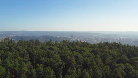 hermosas montañas cubiertas de bosques se elevan sobre la pintoresca ciudad de brno, república checa, revelación aérea