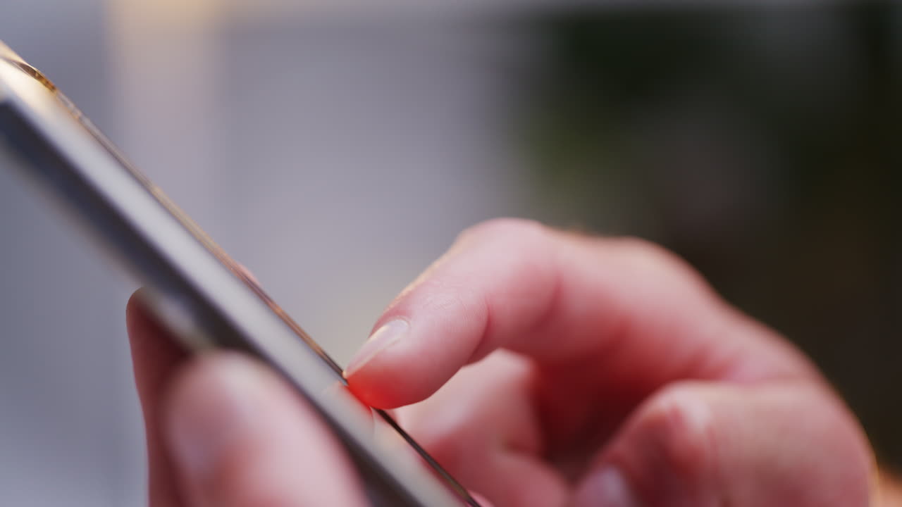 hombre se desplaza a través de las redes sociales en su teléfono inteligente