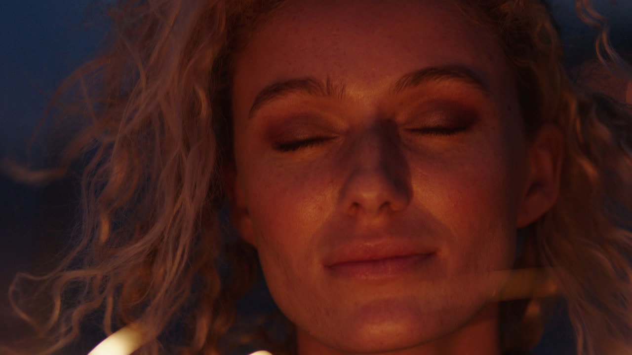 cerrar bengalas retrato de una hermosa mujer celebrando la víspera de año nuevo disfrutando de la celebración del día de la independencia en la noche
