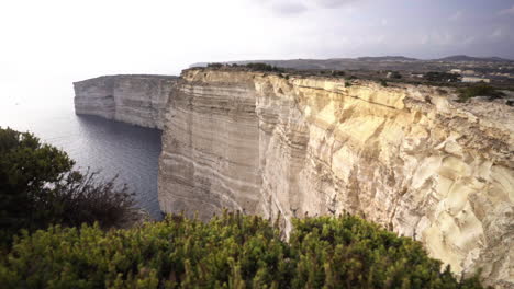 impresionante paisaje de los acantilados de sanap, isla de gozo