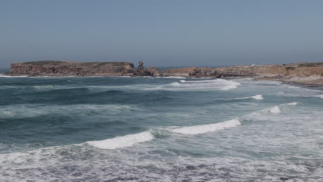 poderosas olas rodando hacia la bahía en portugal