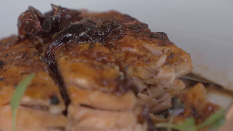 un plato de filete de salmón en el restaurante