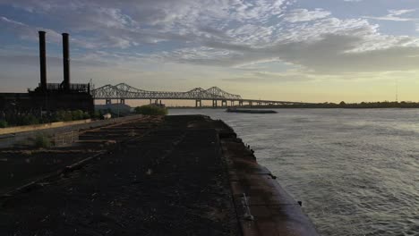 Barge-and-Pushboat-traffic-on-the-Mississippi-River-in-New-Orleans